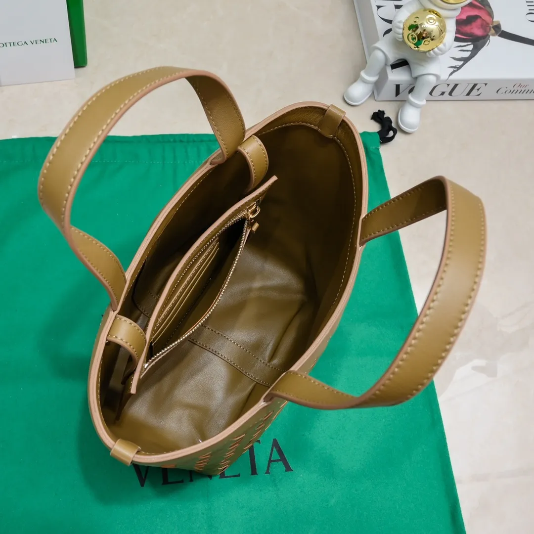 Batch 1500 #Bv 2023 new product Flip Flap tote bag, simple and practical tote body design, classic leather weaving, fully displaying Bv craftsmanship, and making the whole bag look more refined. The small zipper pocket can be placed inside the bag, or can be placed outside as a handbag seal. The versatile small tote [happy] is both fashionable and practical. It is suitable for a variety of occasions. It is made of top-grade happa lambskin. It is very soft and lightweight. The bag shape that can stand up without falling down is really nice. It is the first choice for fashion workers and expectant mothers. Size: 23x18.5x15, model: 7746